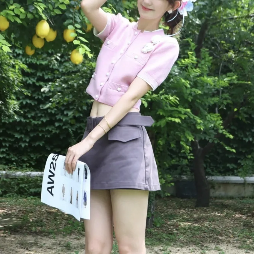 Cardigan da donna a maniche corte lavorato a maglia rosa con decorazione floreale, top da donna elegante