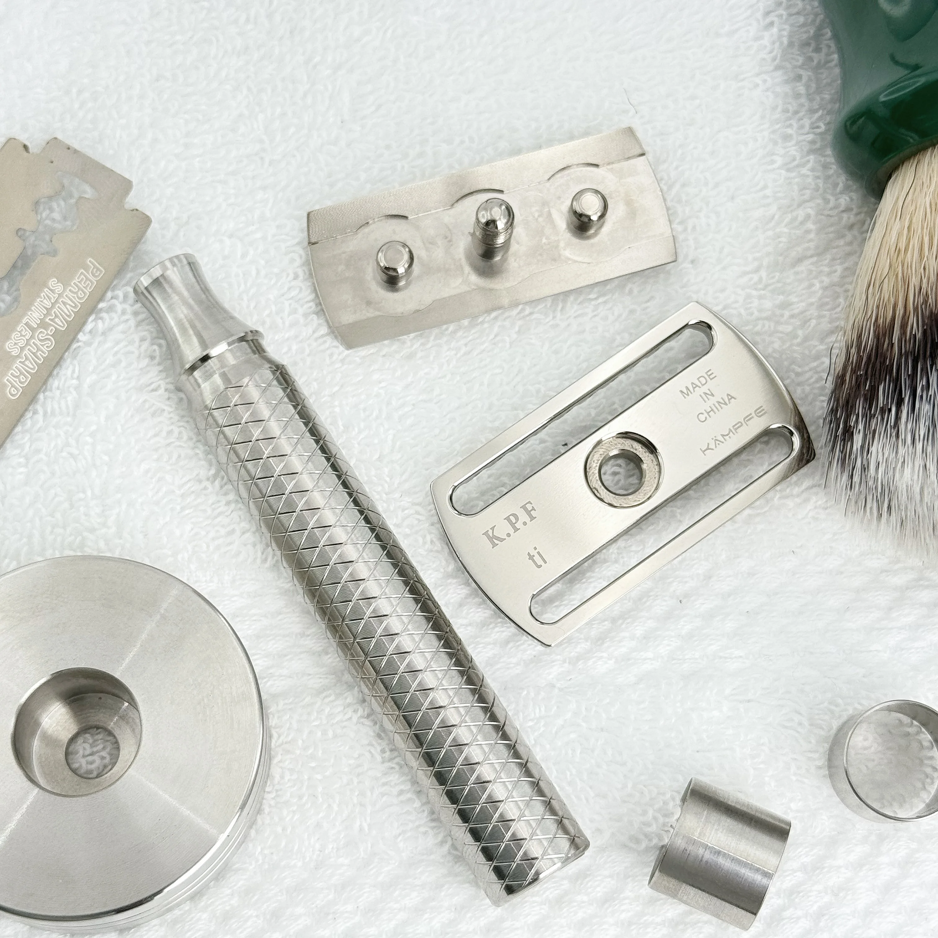 KAMPFE سبائك التيتانيوم مقبض الحلاقة السلامة باستخدام الحاسب الآلي منحوتة ذات الحواف المزدوجة السفر ودية ماكينة حلاقة الوجه الرجال قابلة لإعادة الاستخدام التهيأ طقم هدايا #4