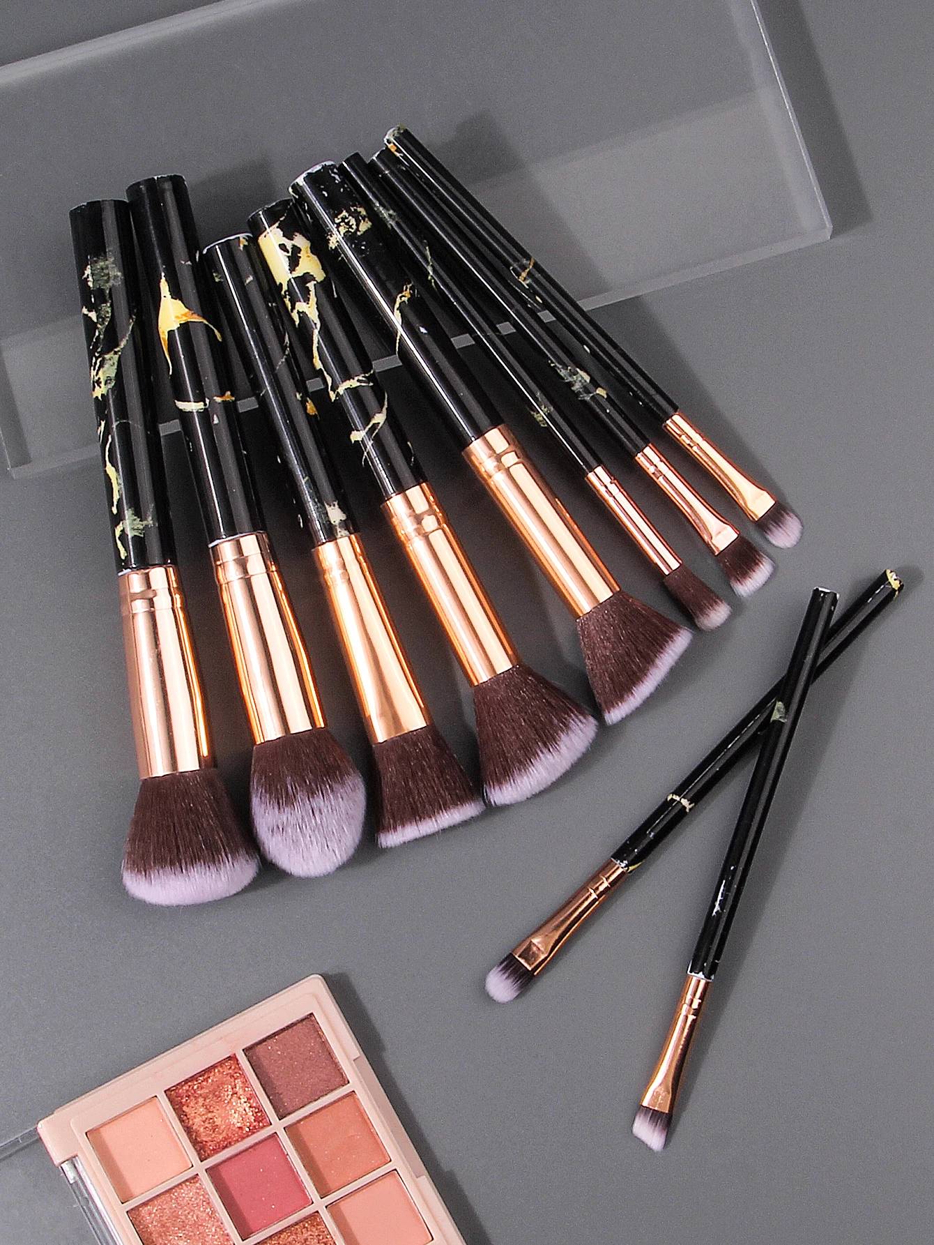 18個の多機能メイクブラシセット + ソフトメイクスポンジエッグパフ + リボンヘアバンドリストストラップ + フェイスブラシ