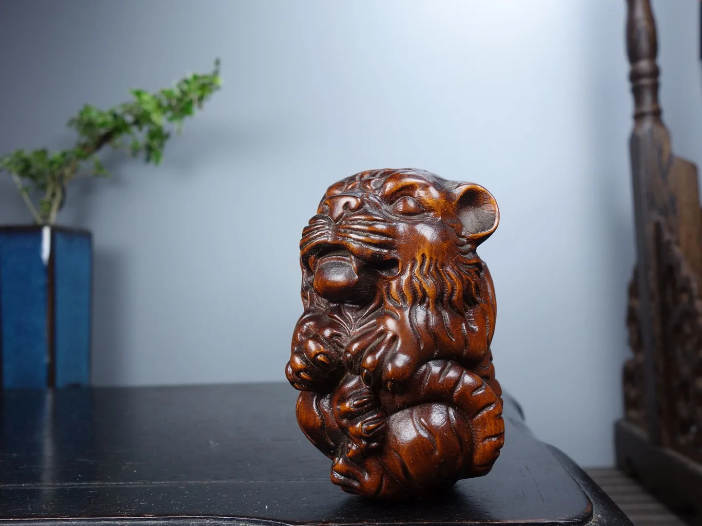 Huangyang Wood Carved Plastic Ornaments With Exquisite Workmanship and Beautiful Appearance are Worth Decorating and Collecting