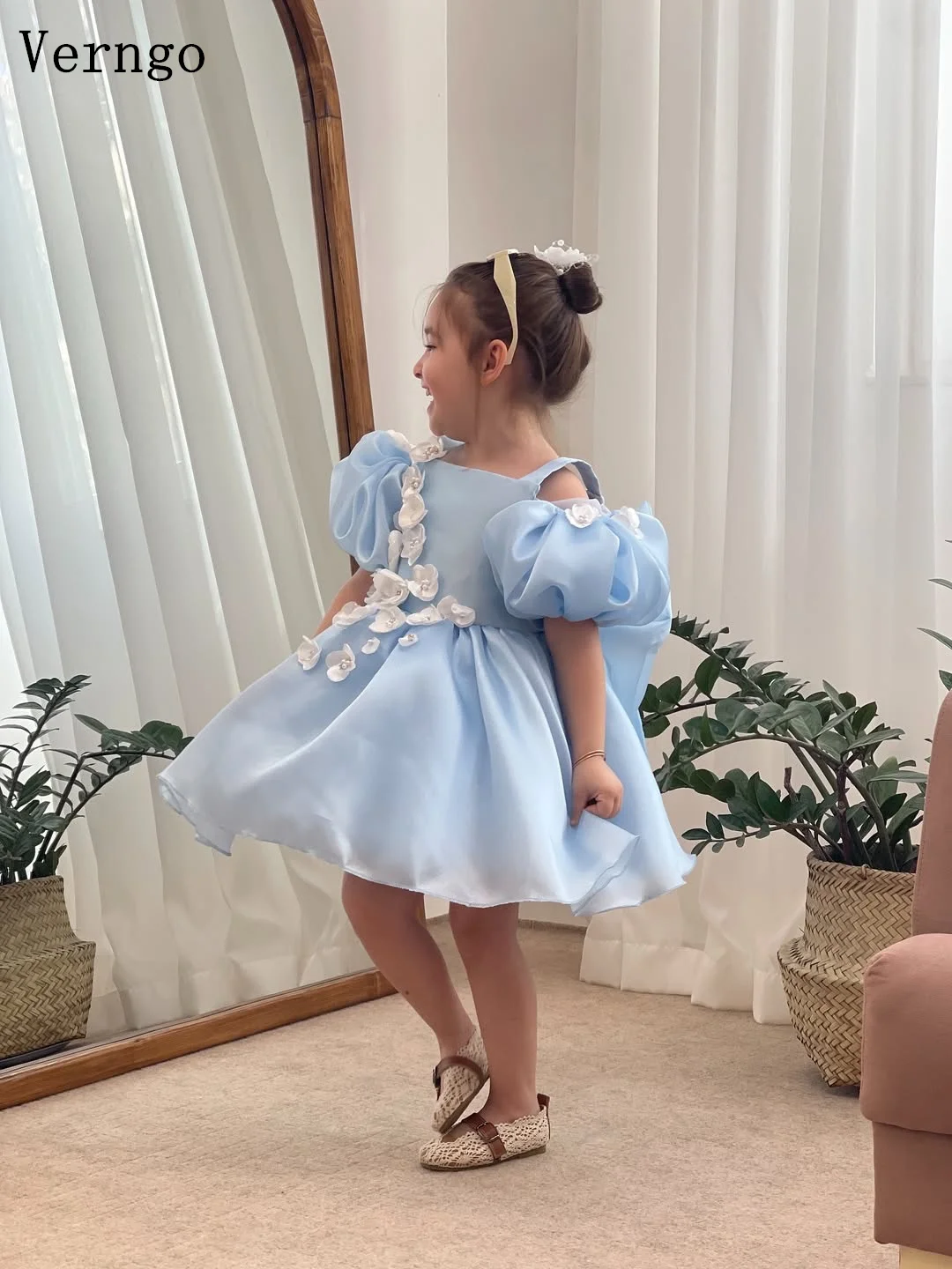 Verngo ブルーオーガンザアップリケガールフラワードレススクエアカラー半袖 A ライン誕生日パーティードレスカスタマイズ