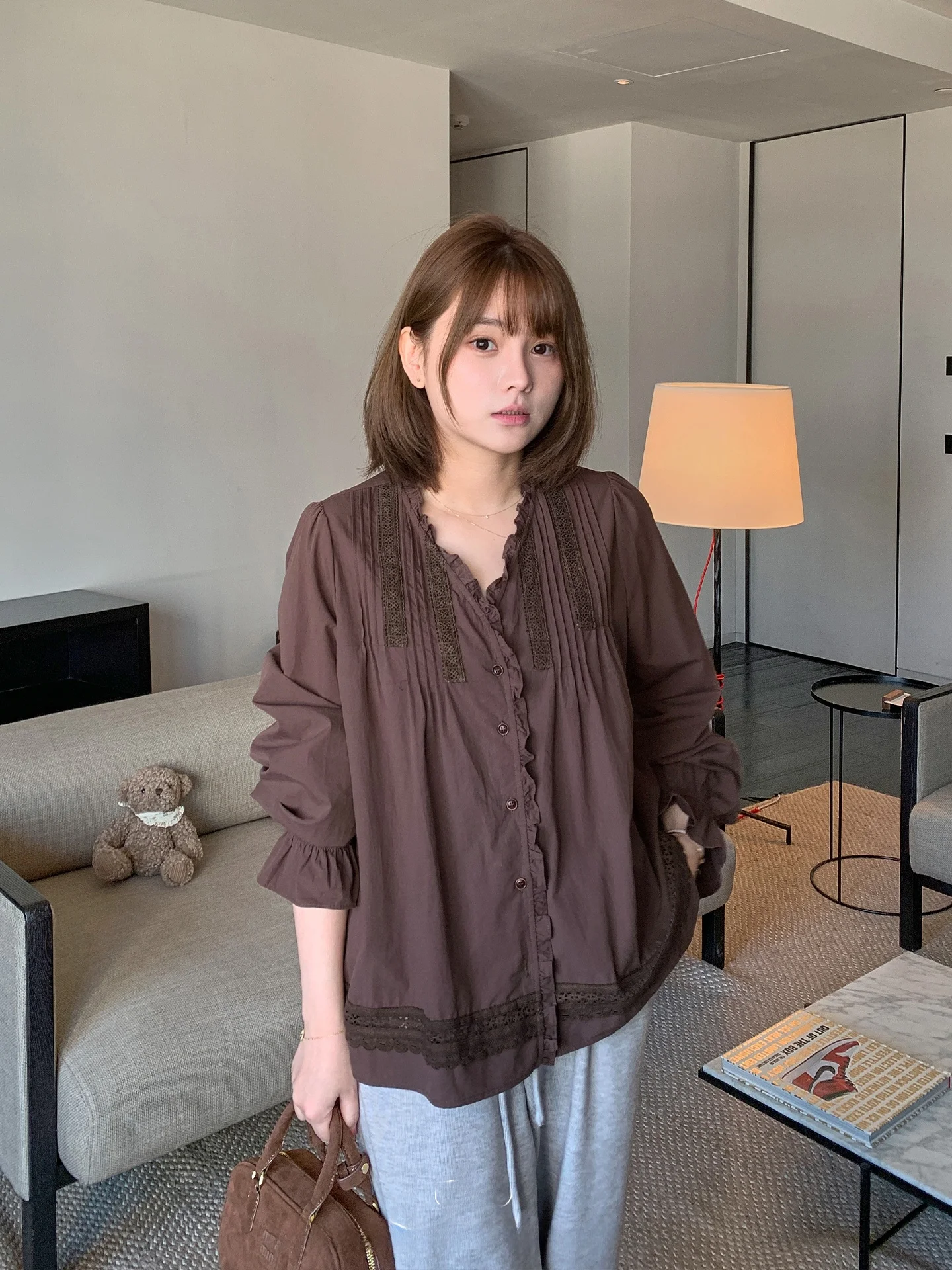 

Женская хлопковая блузка больших размеров с кружевными вставками и деревянной отделкой, свободного кроя, с длинным рукавом, V-образным вырезом, осенняя мода