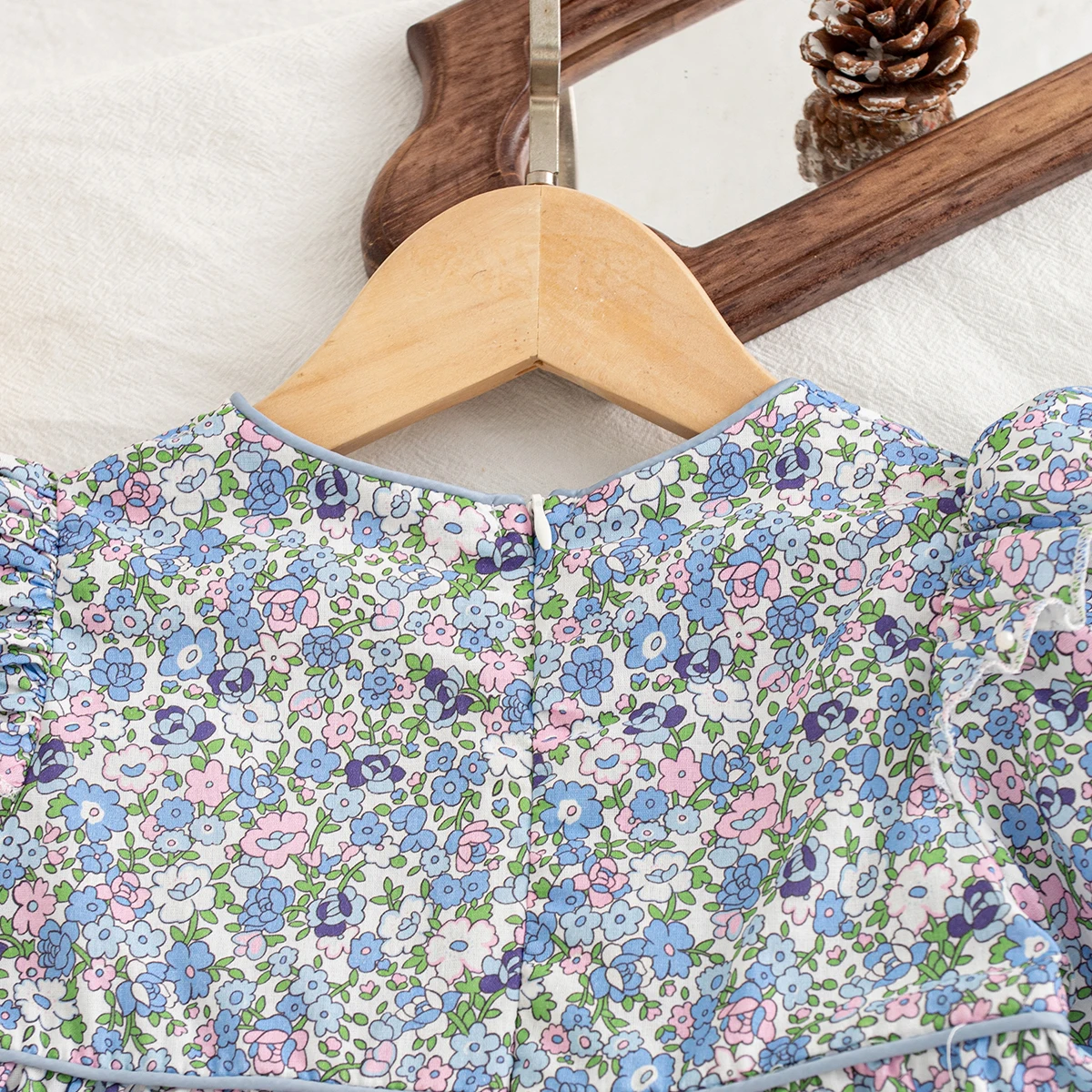 Herbstmode Blumenmuster Langarm-Babykleid im Koreanischen Stil Süßes Niedliches Blaues Schleifenkleid aus Baumwolle Bequemes Weiches Lässiges Kleinkind-Kleid – Detail 5