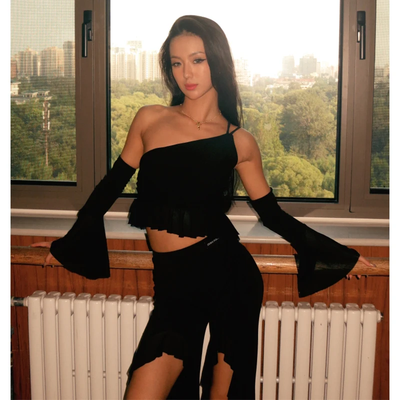 ملابس الرقص اللاتينية الجديدة لعام 2025 ملابس النساء المنافسة ملابس علوية قصيرة سوداء سراويل شق تشا تشا رومبا بدلة أداء الرقص DNV24240