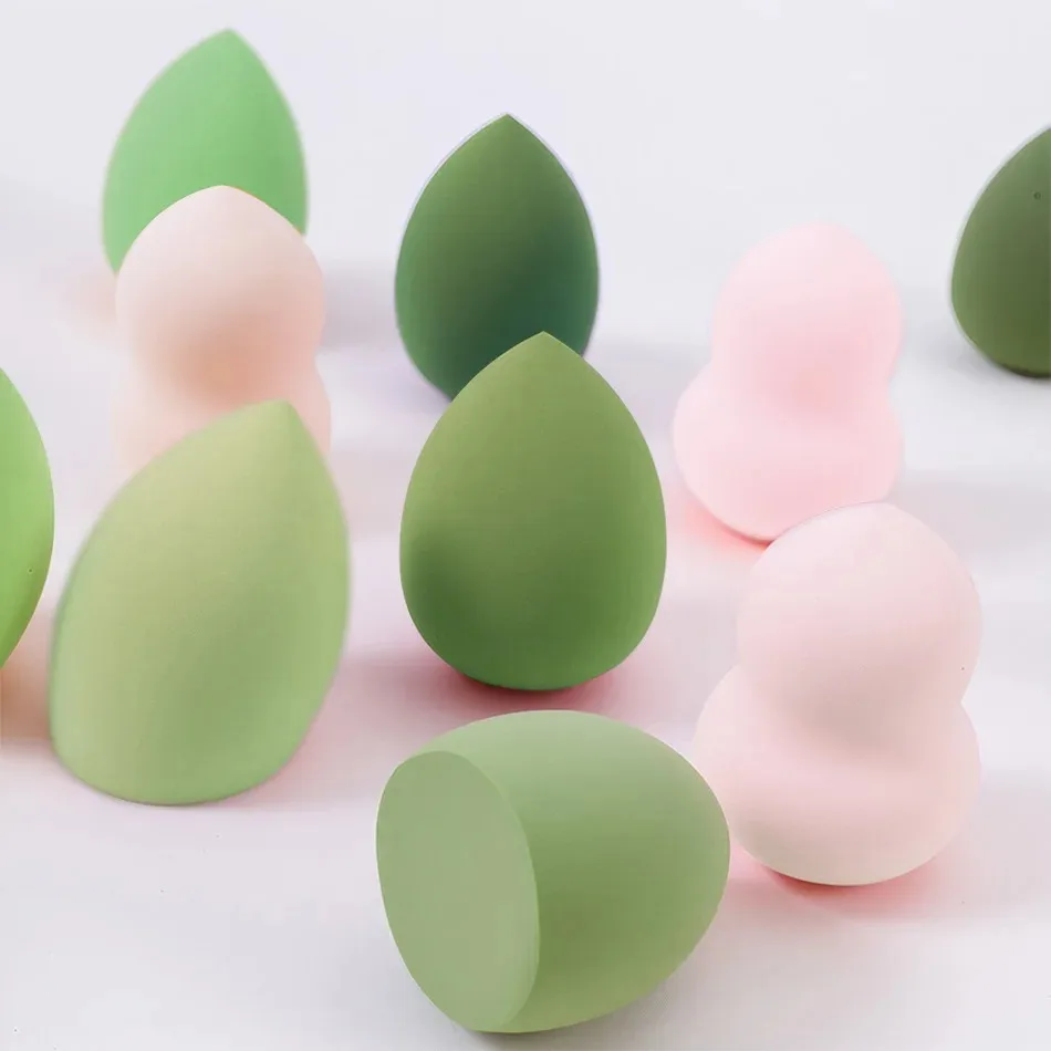 ฟองน้ำแต่งหน้าขนาดกลาง 10/20 ชิ้น สีและรูปทรงสุ่ม ฟองน้ำแต่งหน้าสำหรับผสมรองพื้น ของเหลว ครีม และแป้ง