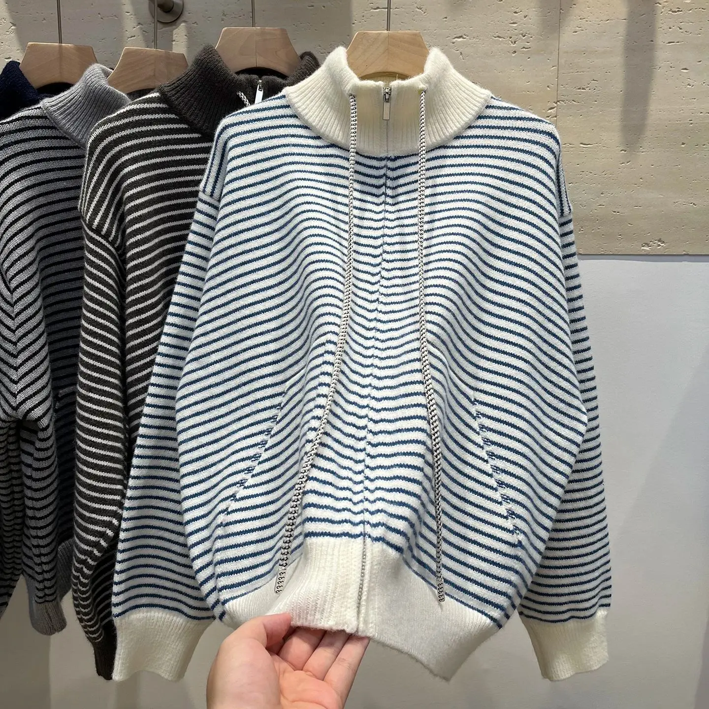 

Высококачественный свитер в контрастную полоску, женская осенне-зимняя модная куртка с воротником-стойкой, универсальный трикотаж, свободный вязаный кардиган