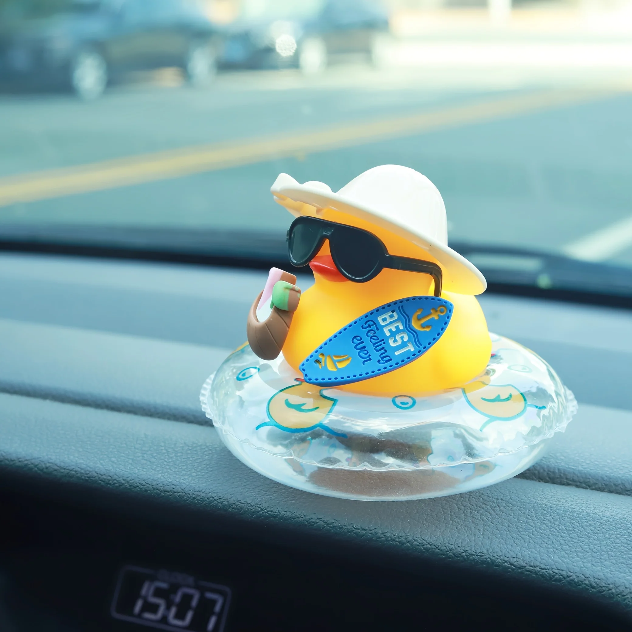 Coole Sommer-Enten-Auto-Armaturenbrett-Dekoration, Gummiente mit Schwimmring & Sonnenbrille, Niedliche Strandthemen-Verzierung für Autoinnenraum-Geschenke – Detail 5