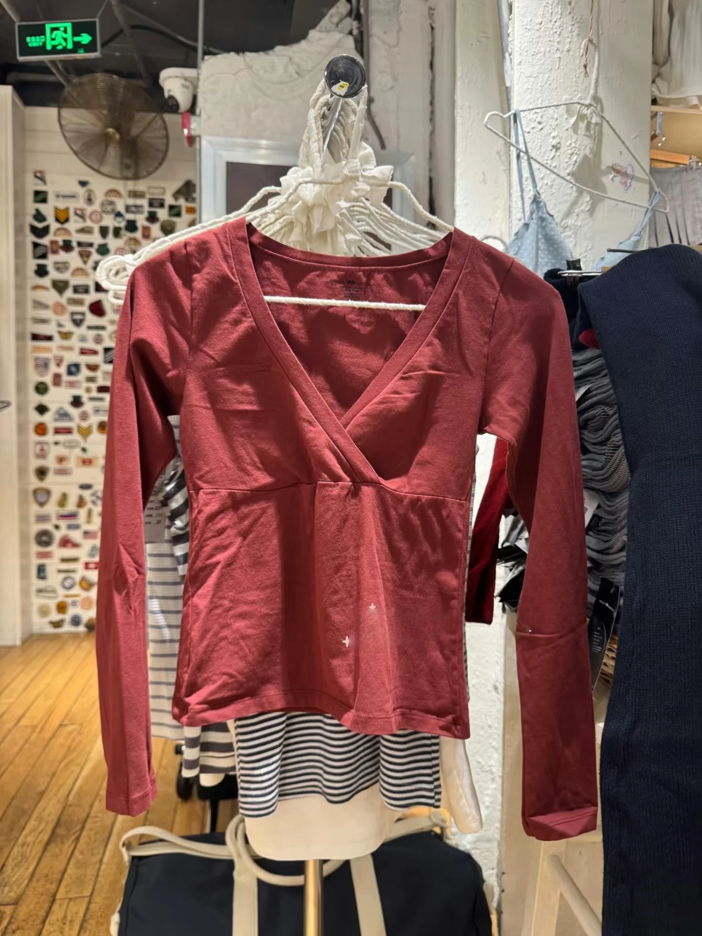 

Ретро-американская футболка Brandi BM с длинным рукавом и V-образным вырезом, женская, из чистого хлопка, приталенная, повседневная, модная, стильная.