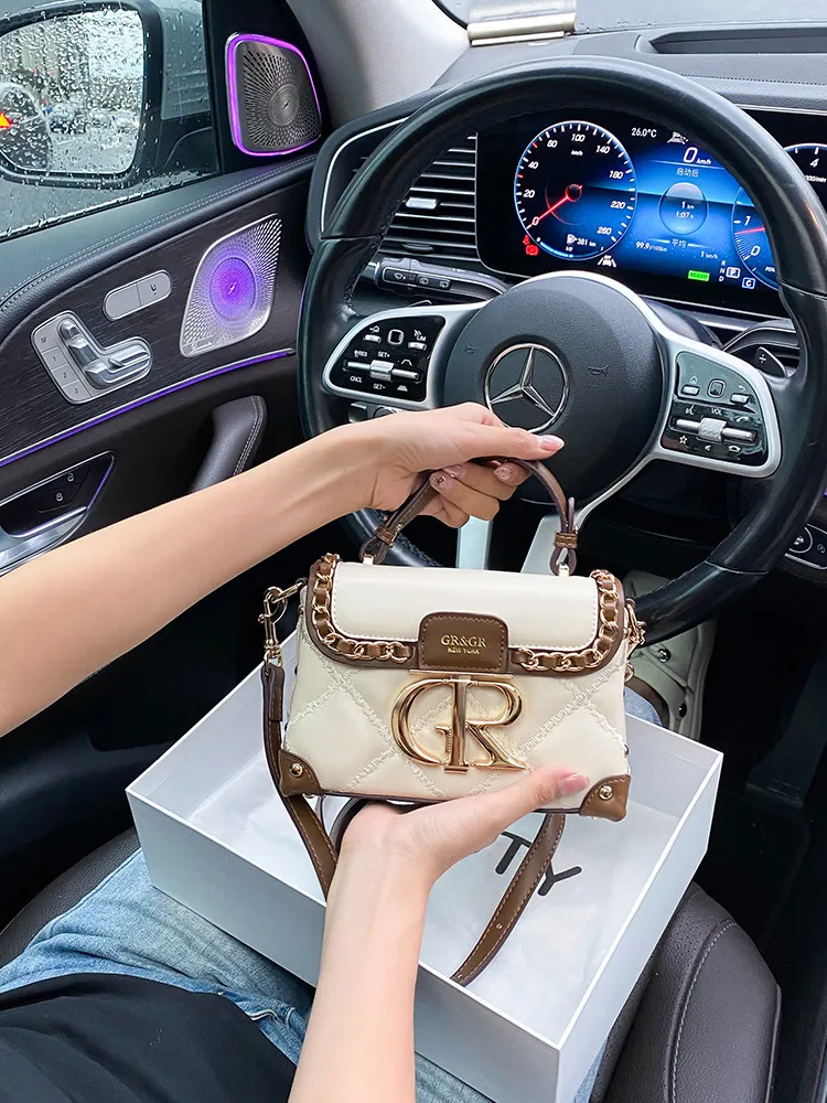 

Luxury and Vintage Handheld Box Bag with Delicate Embroidery and High Quality Metal Chain 2026 Women Newly Trendy Crossbody Bag