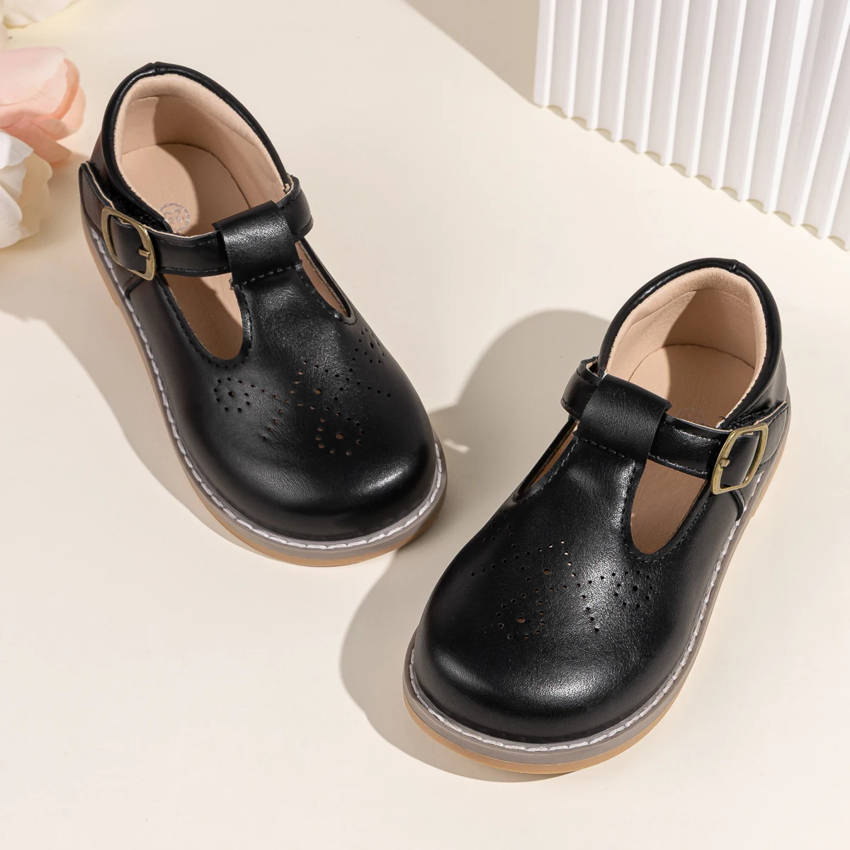 

Туфли-мэри-джейн для девочек, с перфорацией, из кожи, для школьной формы, повседневные, на плоской подошве, с ремешком-т-образной пряжкой