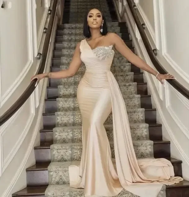 Bridesmaid Dresses One Shoulder Light Champagne Mermaid For Weddings Plus Size Long Crystal Beads Formal Maid of Honor Gowns