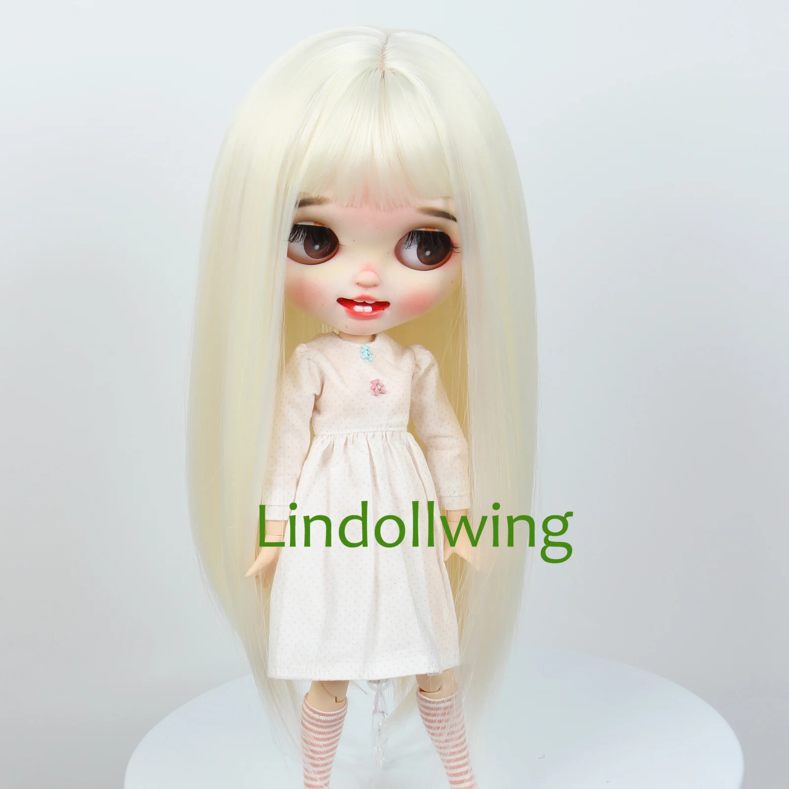 

9-10 inch Blyth Wig Long Blonde Straight Hair