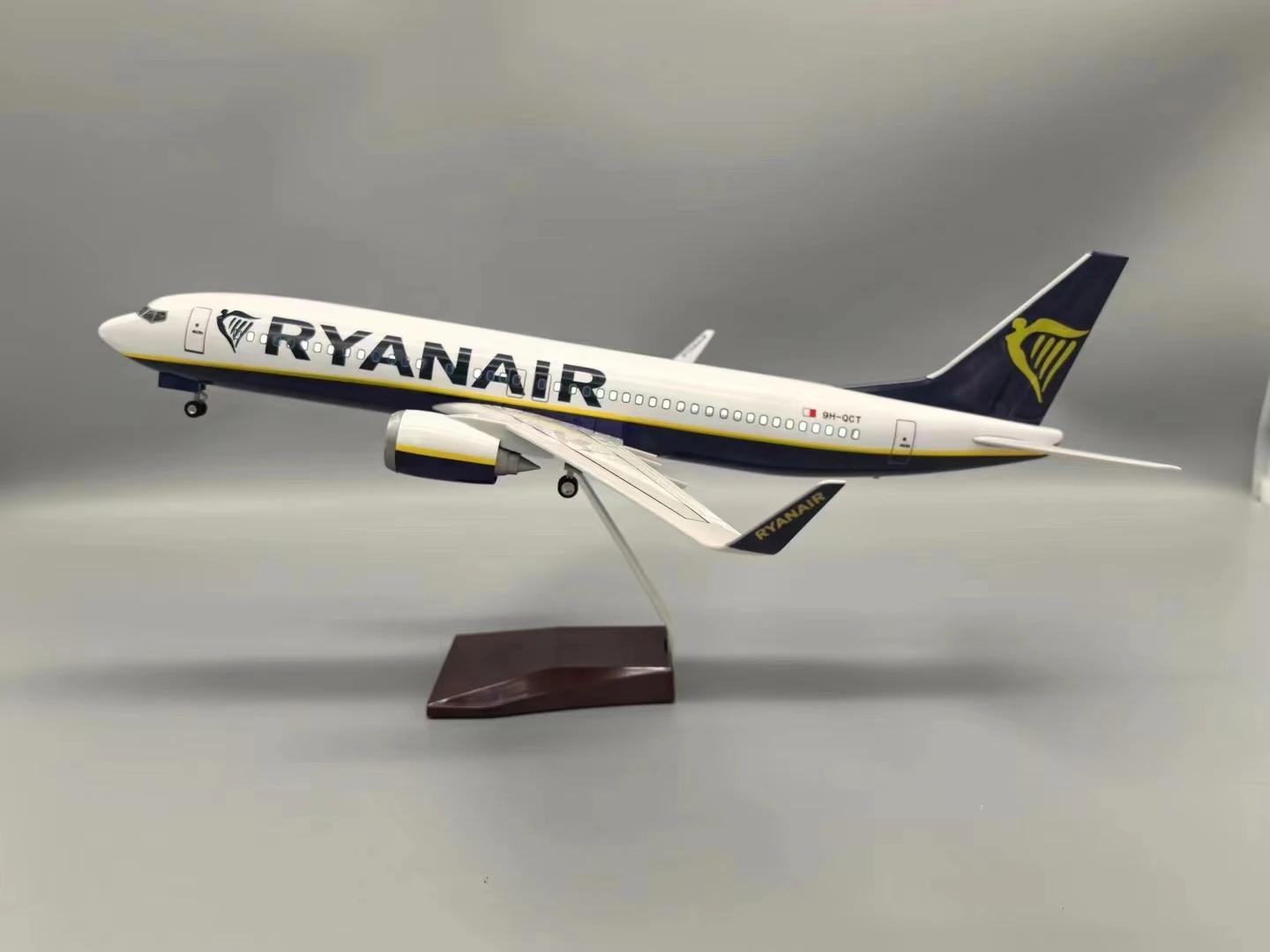 1:85 Scale Airplane Toy B737-800 Airplanes RYANAIR Airline Aircraft Model With Base Landing Gears Resin Miniature Plane For Kids