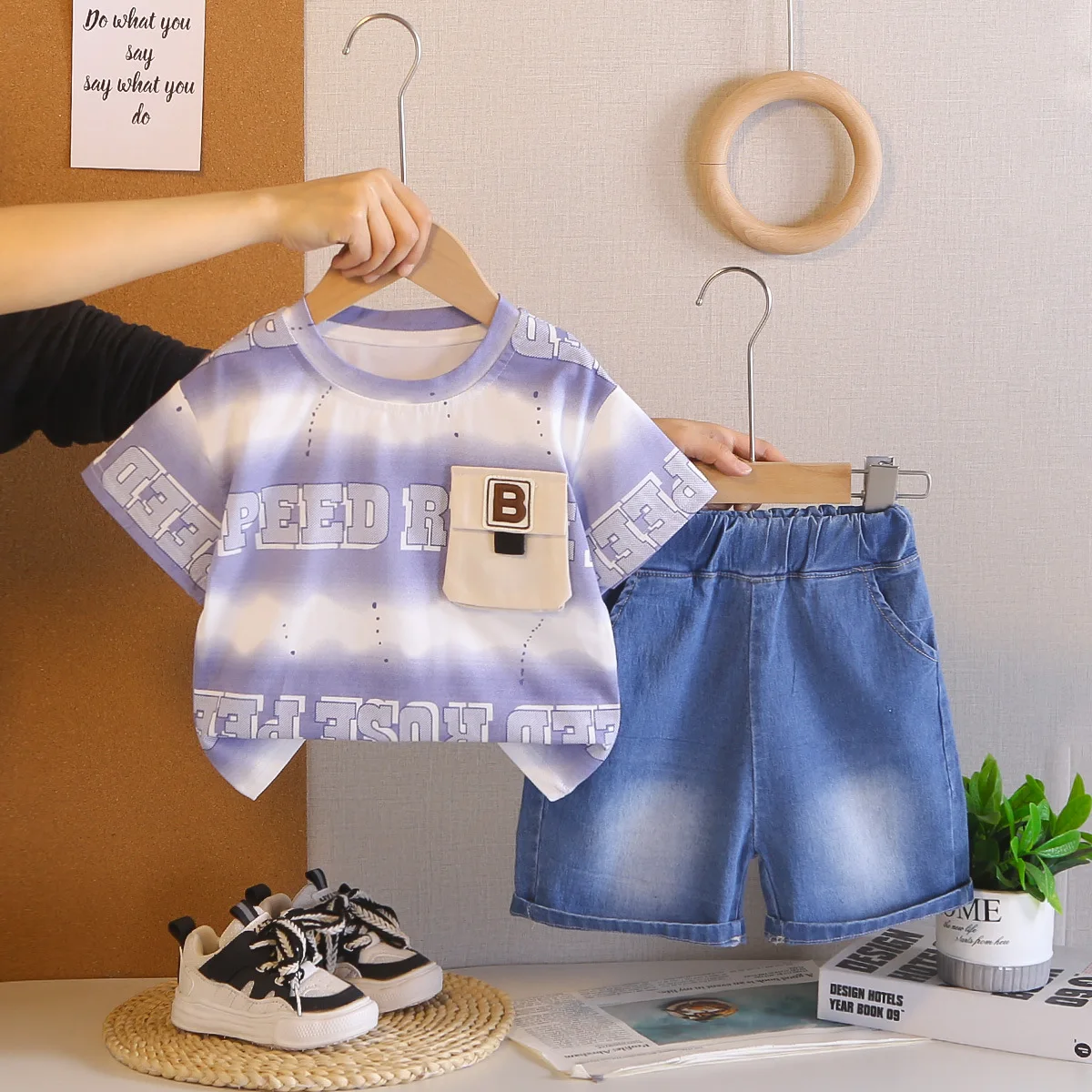 

Комплект из 2 предметов для мальчиков с принтом Tie Dye Letter Print: футболка с короткими рукавами и карманами и джинсовые шорты, летний повседневный комплект для детской игровой одежды