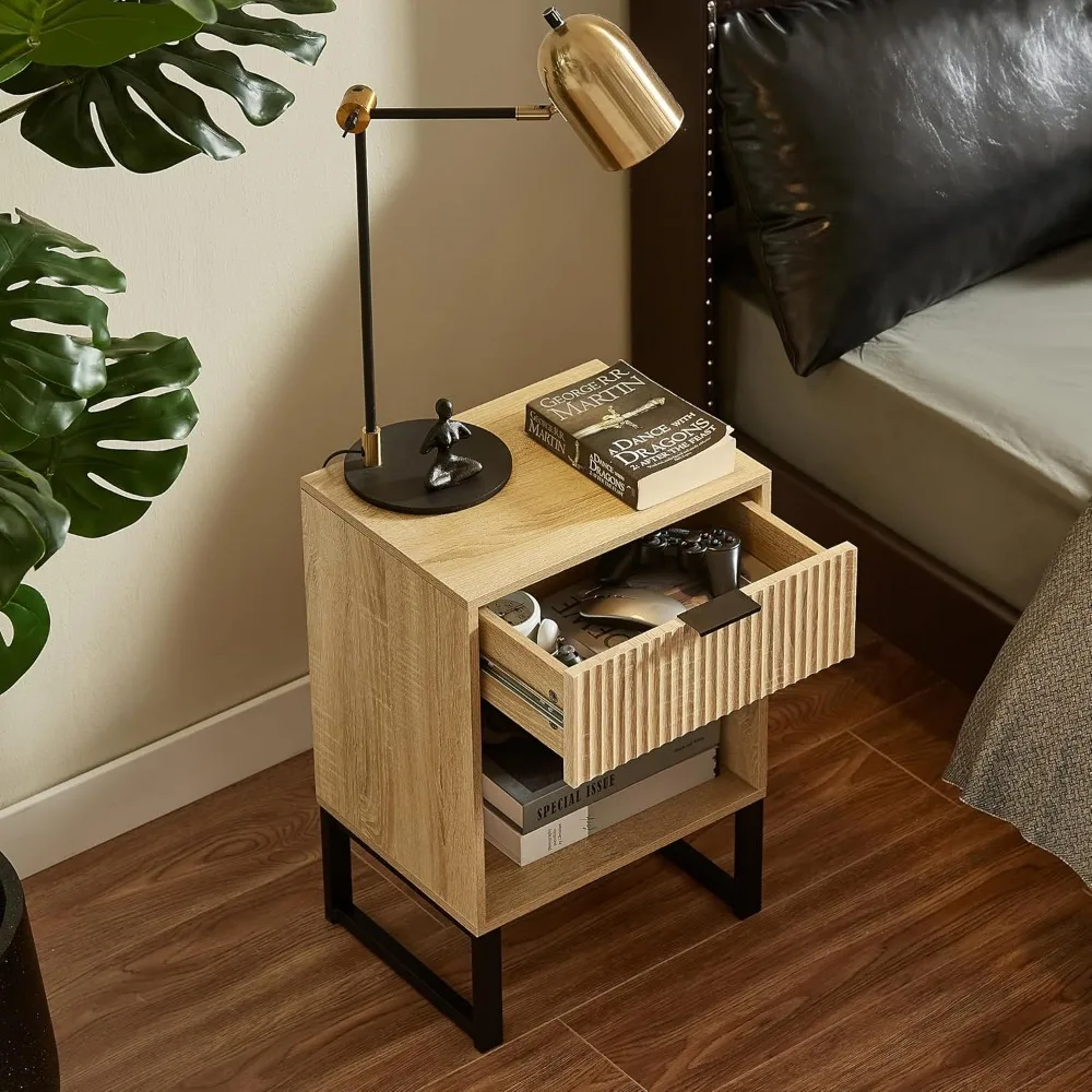 منضدة حديثة لمنتصف القرن، طاولة بجانب السرير من خشب البلوط الخفيف مع درج مخدد وتخزين مفتوح، طاولة نهائية تتميز بمعدن أسود
