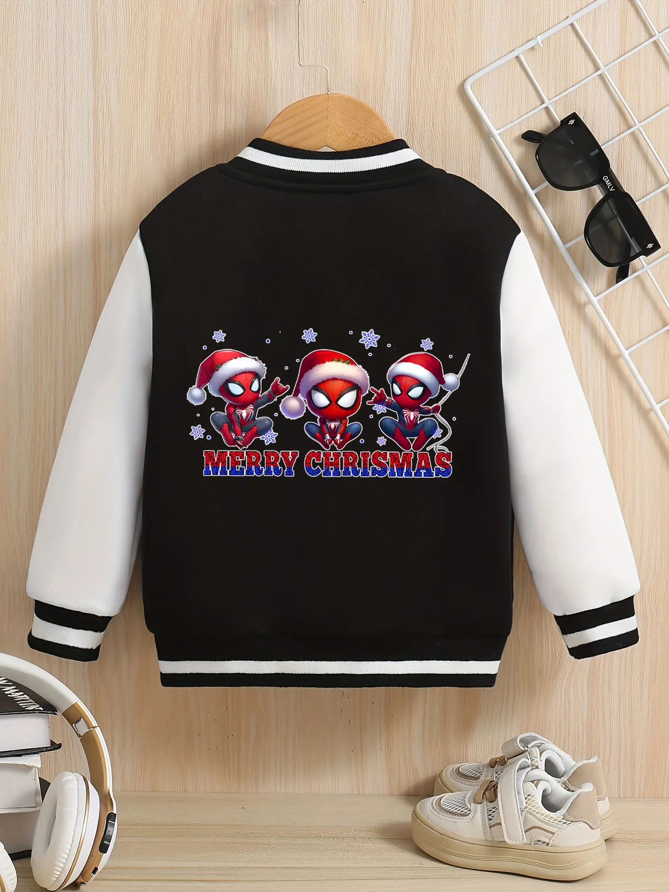 سترة بيسبول MINISO Marvel Spider-Man Christmas Trio للأولاد - طباعة لطيفة على شكل Spider-Man Christmas Trio، على الوجهين لنقل الفتحات