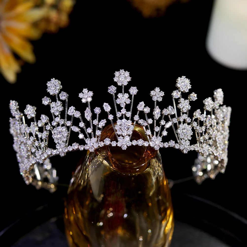 Imagem -06 - Luxo Prata Cúbico Zircônia Nupcial Acessórios para o Cabelo para as Mulheres Casamento Tiaras e Coroas Cristal Folha Diadema A01315