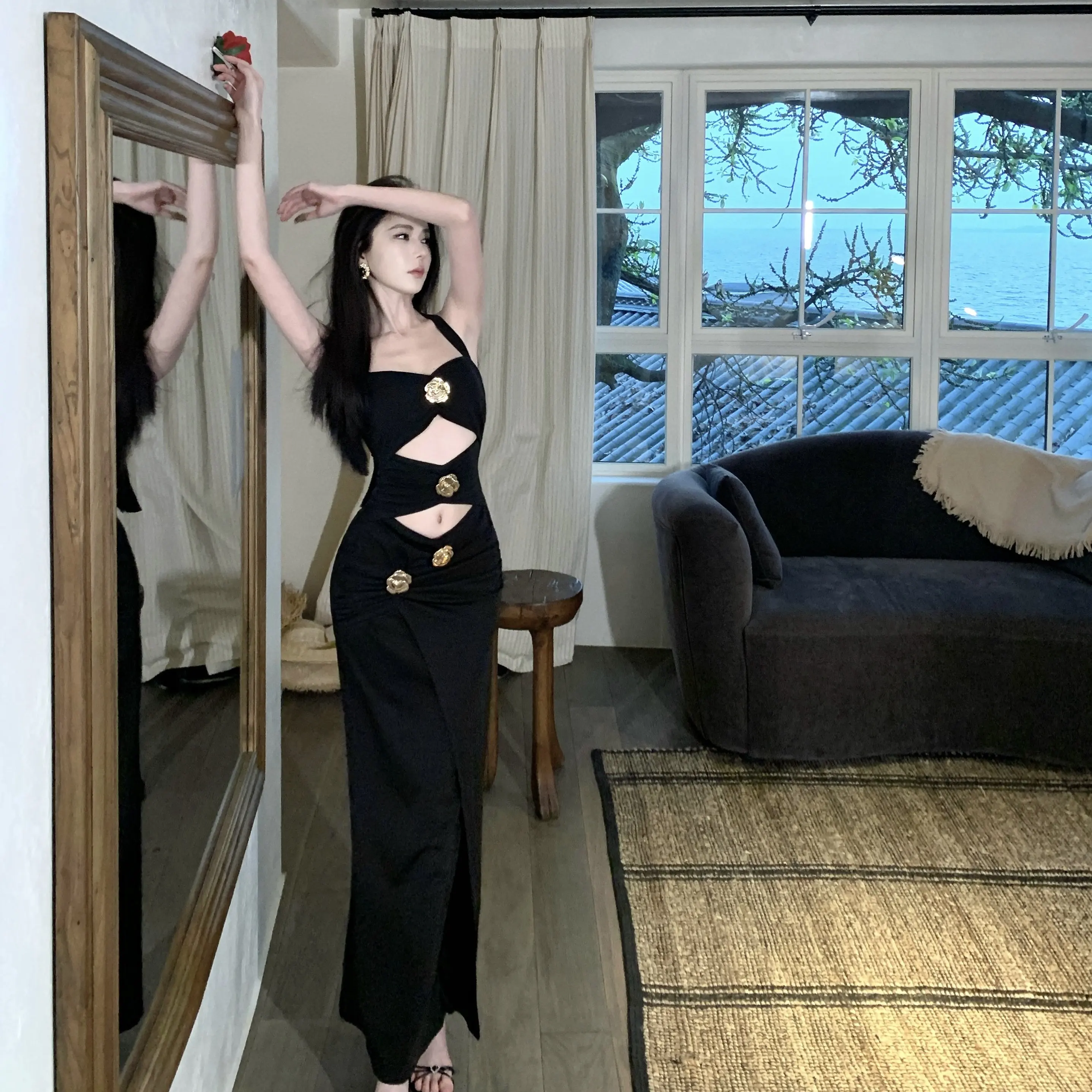 Vestido Halter Feminino Preto com Fivela Rosa - usage example