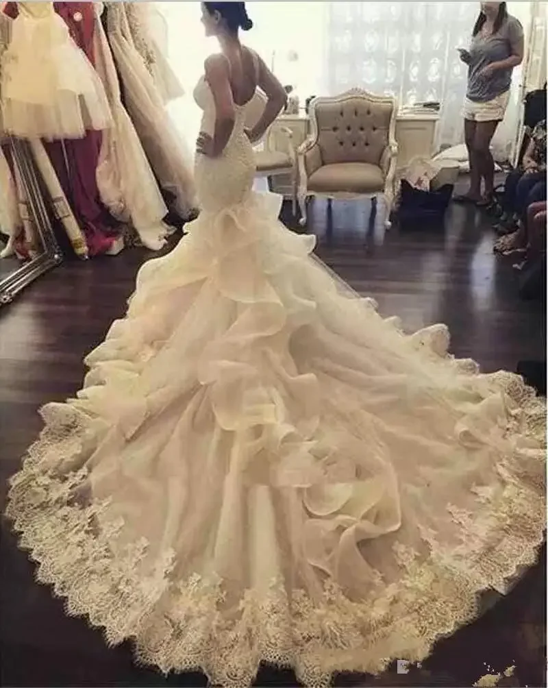 Abiti da sposa a sirena con applicazioni in pizzo con spalline personalizzate, gonna a strati, tulle, strascico, bottoni ricoperti, abito da sposa