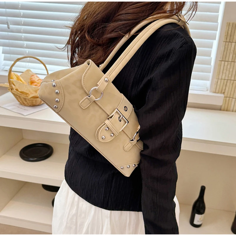 Leopardenmuster-Nieten-Unterarm-Schultertasche, Damen Vintage-Handtasche mit Schnallendesign, Y2k Mädchen Mode Party Retro Metall-Nieten-Handtasche – Detail 12