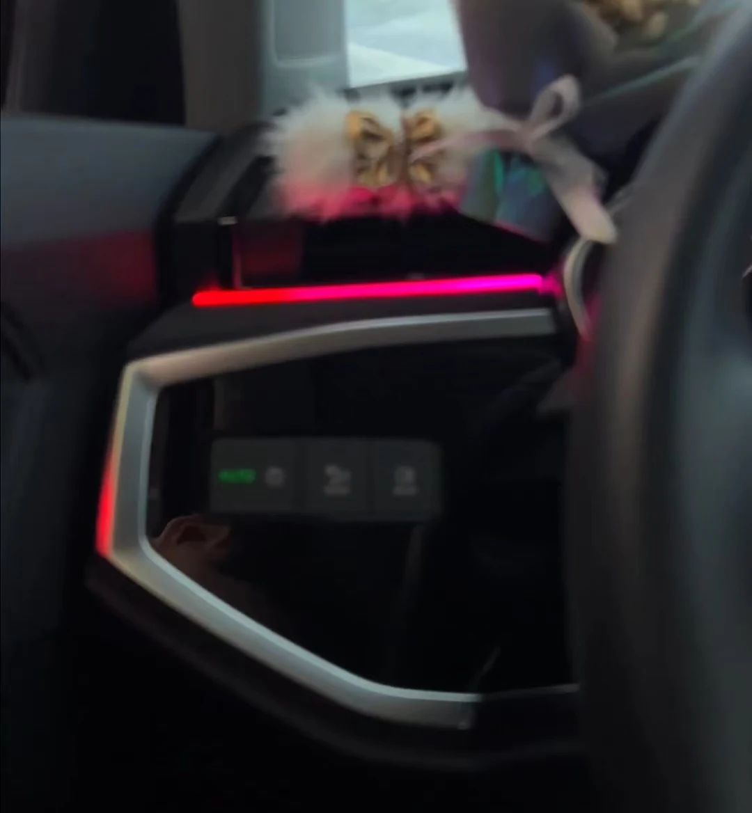 

Четырехдверный стиль лазерной гравировки + дополнительная форма центрального управления Rainbow Symphony, динамический окружающий свет для Audi Q3 (2019-2024)