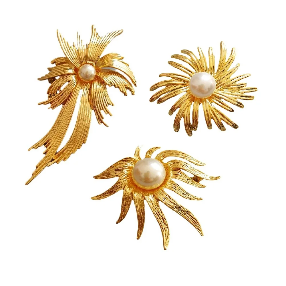 

Brass with 18K Gold-plated Flower Brooch,Retro Style Exquisite Niche Pearl Brooch Pin for Women