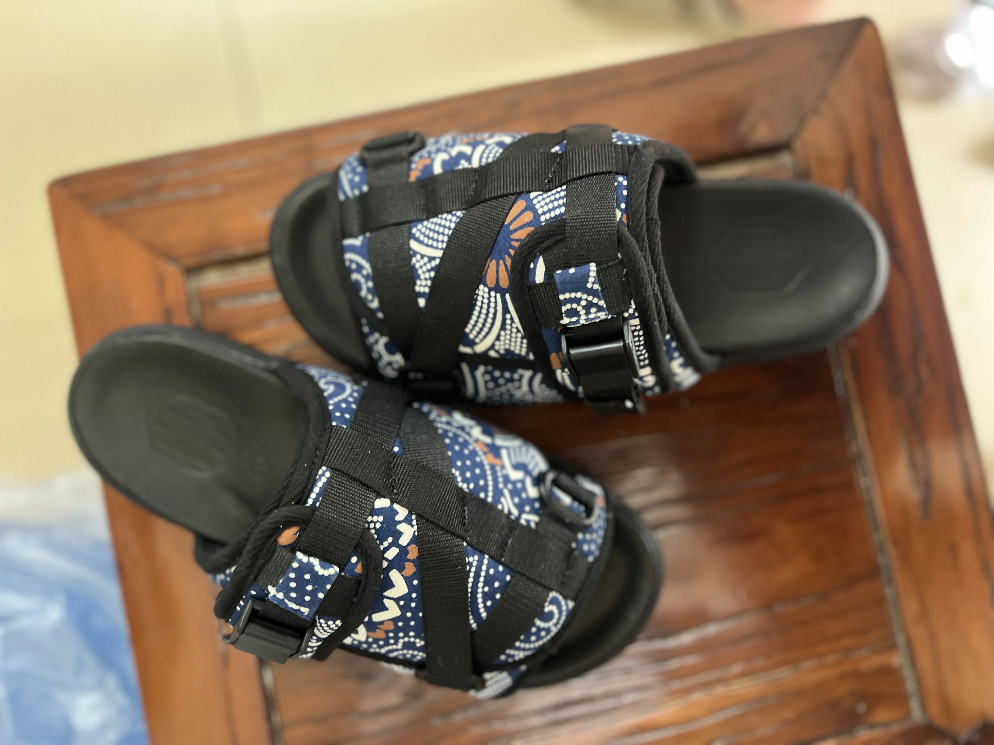 شباشب رجالية رياضية من الجلد مصبوغة باللون الأزرق من فيزفيم كريستو