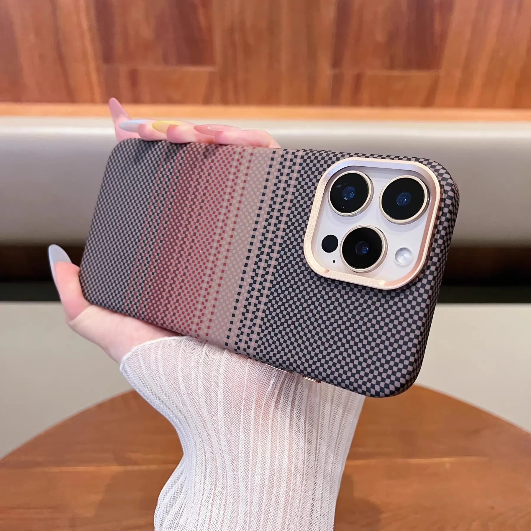 Magnetyczna obudowa z funkcją ładowania do iPhone 17, 16, 15, 18 Pro Max, z magnesami, ochroną obiektywu aparatu, wykonana z wytrzymałego stopu, twarda obudowa na telefon, wzór w stylu karbonu. — zdjęcie produktu 5