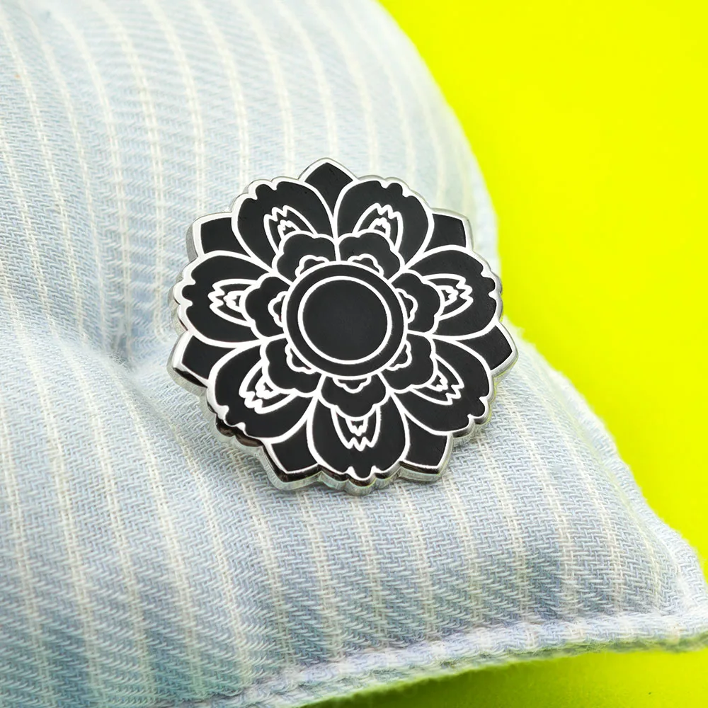 Gotische Schwarze Lotus-Emaille-Pin, Mandala-Blumen-Broschen, Geometrische Florale Anstecknadeln, Hexenästhetik-Schmuck, Geschenk für Rucksäcke – Detail 7