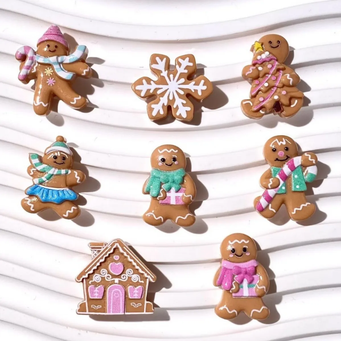 100pcs Cute Cartoon Christmas Gingerbread Man Gift House Flatback Resin Cabochon DIY Hairpin Keychain Earrings Scrapbook Decor