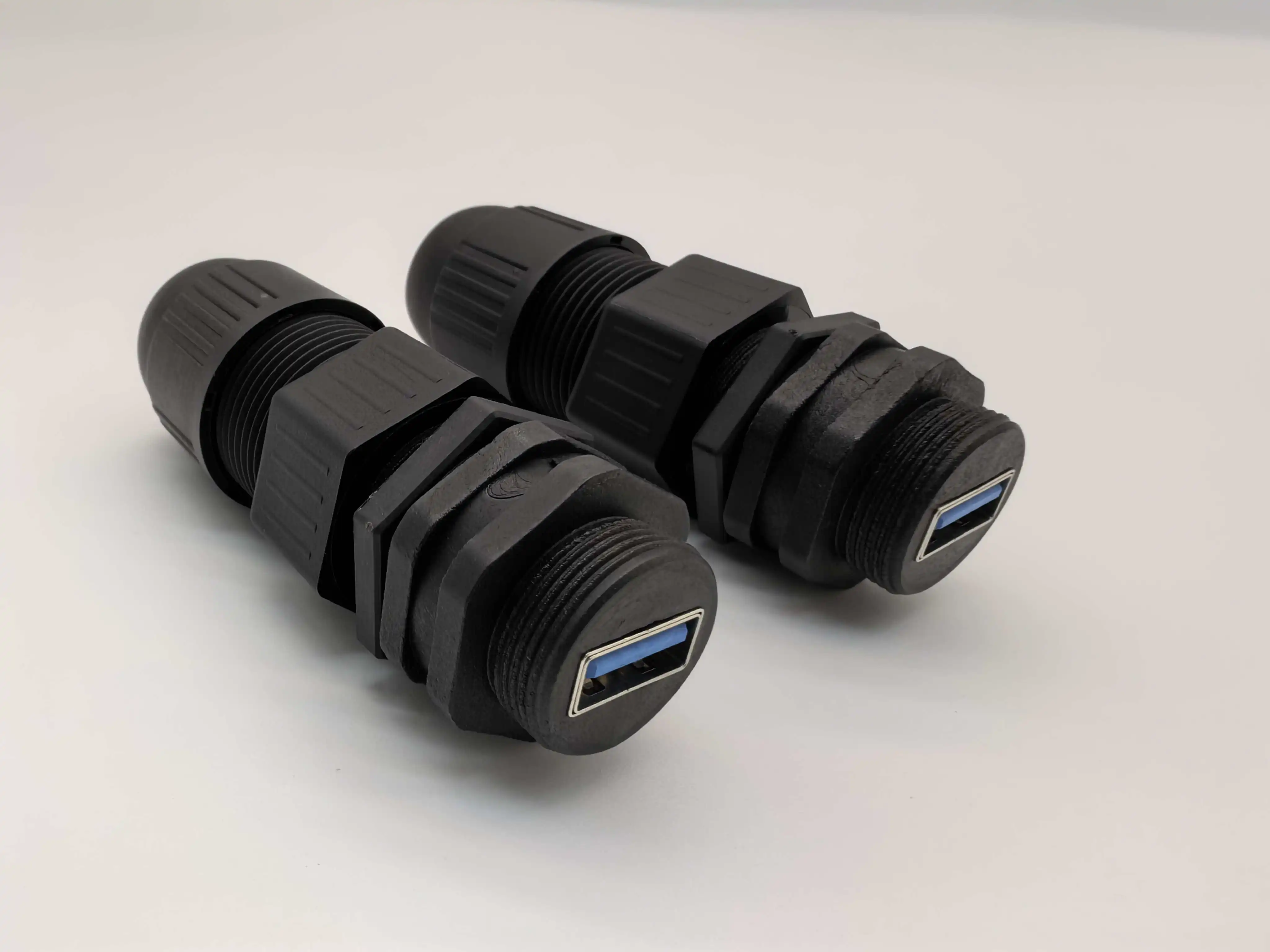 مقرنة USB 3.0 مقاومة للماء باللون الأزرق IP67 مع موصل مقاوم للغبار بقفل سداسي ملولب للسيارات الصناعية في الهواء الطلق