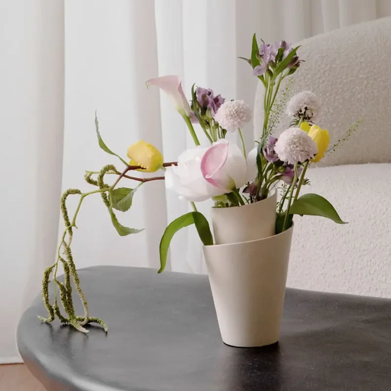 Nordic Minimalist Curly Vase Modern Home Decor Living Room Bedroom Entrance Flower Arrangement Ornament for Hotel Model Room