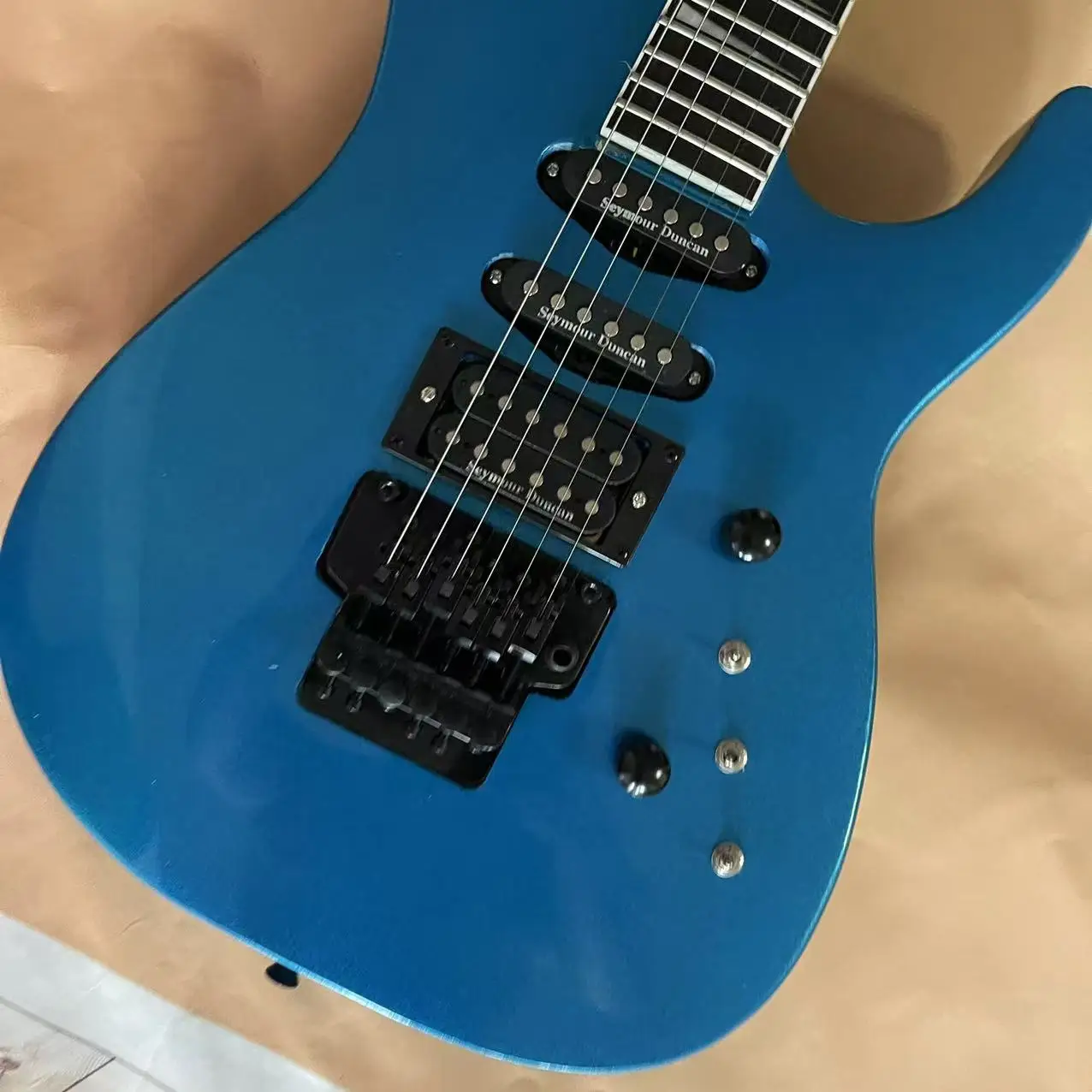 Chitarra elettrica Alien a 6 corde con corpo in metallo blu, immagine di spedizione reale, disponibile