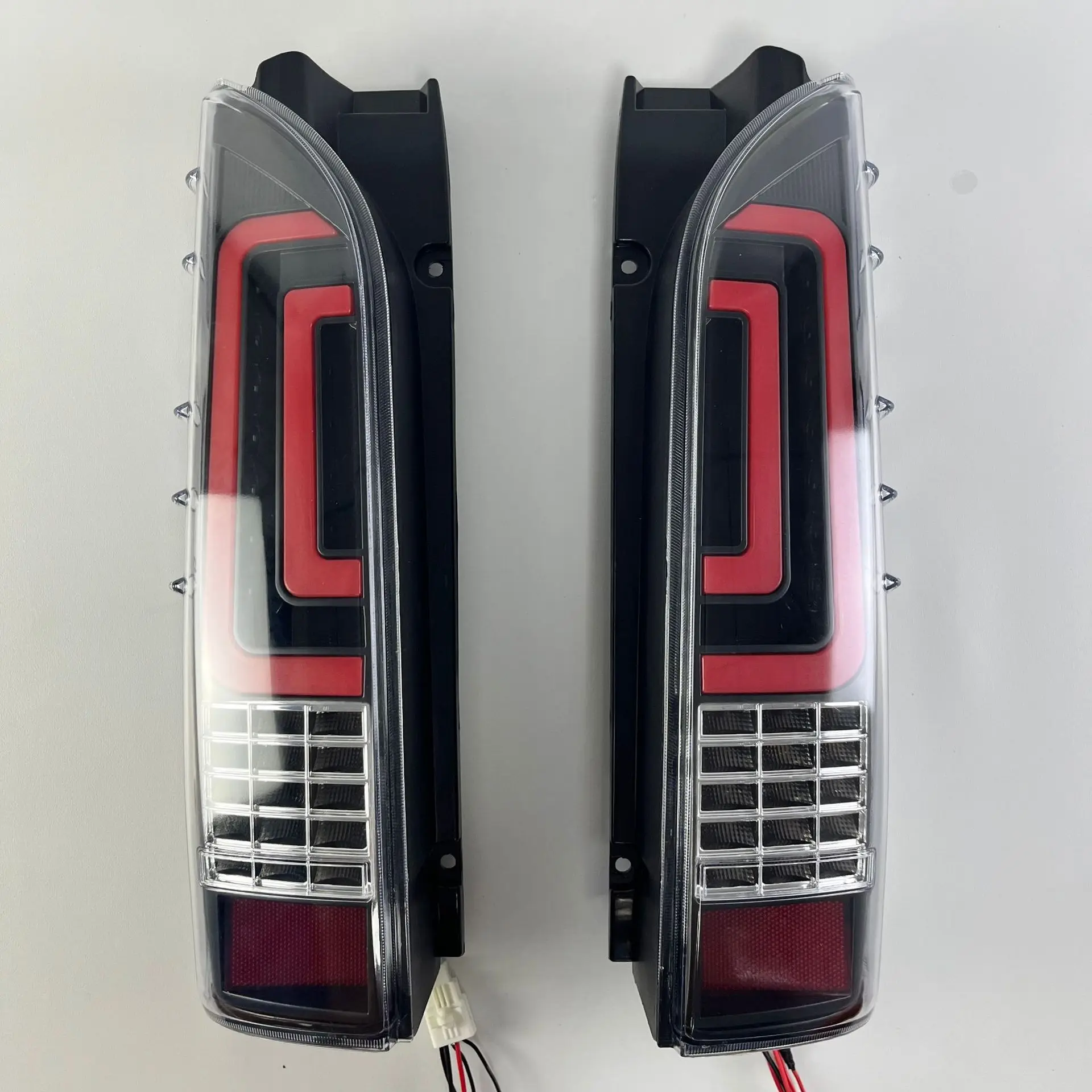 

Suitable for 2005-18 Toyota Hiace HIACE 200 series LED taillight brake light turn signal modification