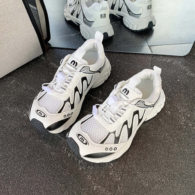 أحذية رياضية عصرية مريحة ومسامية للصيف جديدة عالية الجودة للزوجين خفيفة الوزن على طراز الزوجين