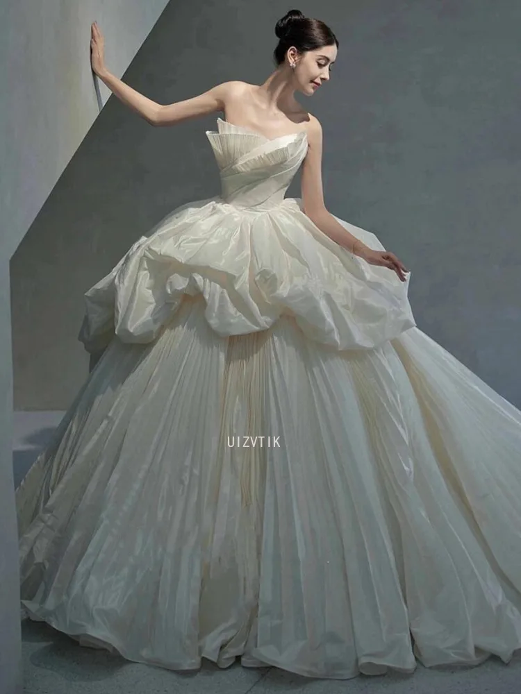 2026 New Satin Strapless Lace Wedding Dress For Brides Sleeveless Elegant Welcome Dress Cake Puffy Skirt Trailing Customized