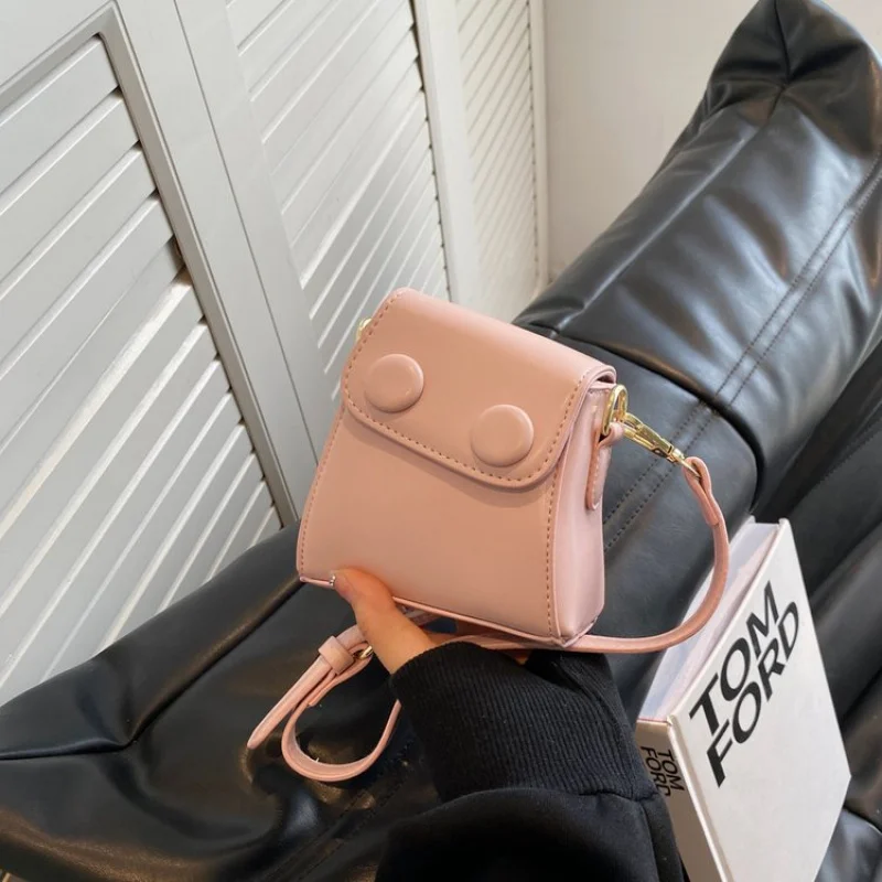 

Premium Chic Simple Clutch Mini Bag For Women Party Elegant With Letter Logo And Leather Finish Vintage