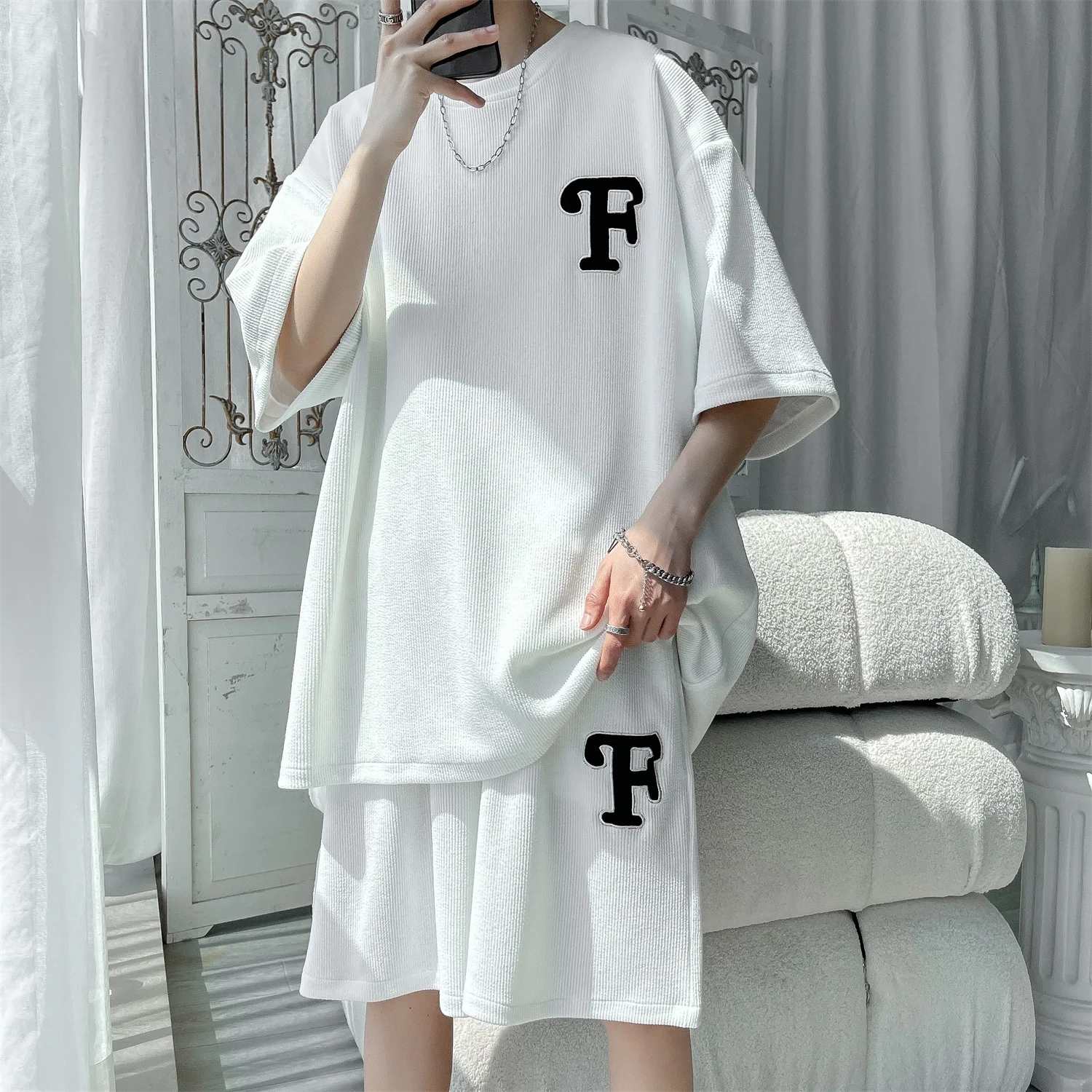 

Мужской летний повседневный спортивный комплект из футболки и шорт из ледяного шелка: модный свободный крой, комбинированный комплект для дома и отдыха