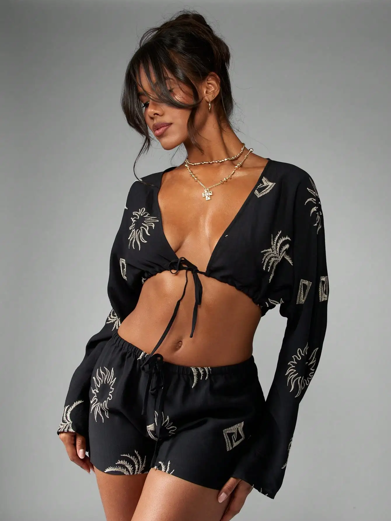 

Женский комплект: укороченный топ с вышивкой и V-образным вырезом и шорты с высокой талией – летняя одежда в стиле бохо для отдыха