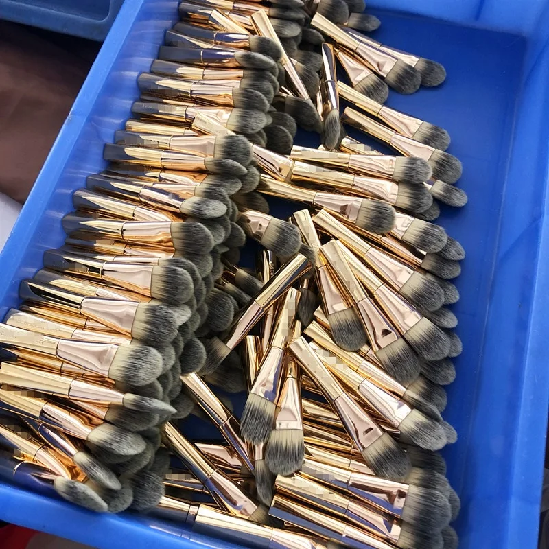 Reisformaat gezichtsborstel Nieuwe beeldhouwende gouden foundationborstel Mini foundationborstel met gouden handvat