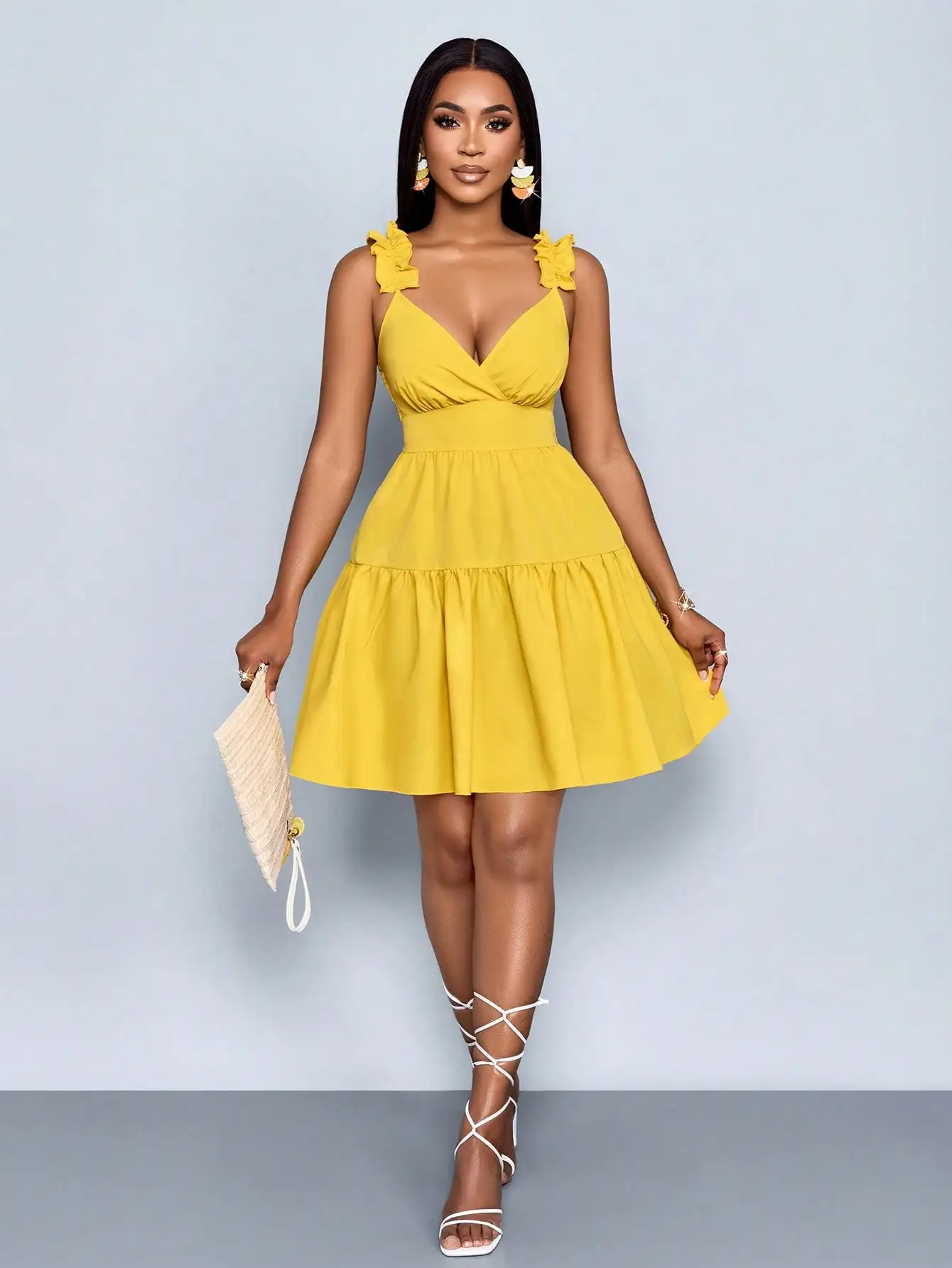 

Желтое мини-платье А-силуэта с V-образным вырезом, оборками и бретелями для лета