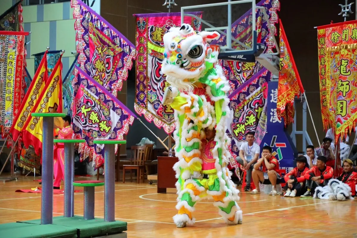 ドラゴンとライオンのダンス