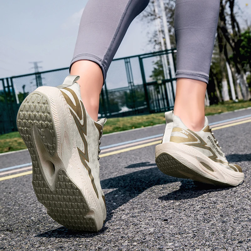 

Breathable Mesh Upper Experience comfort with the breathable mesh upper, designed to keep your feet cool during summer runs. H