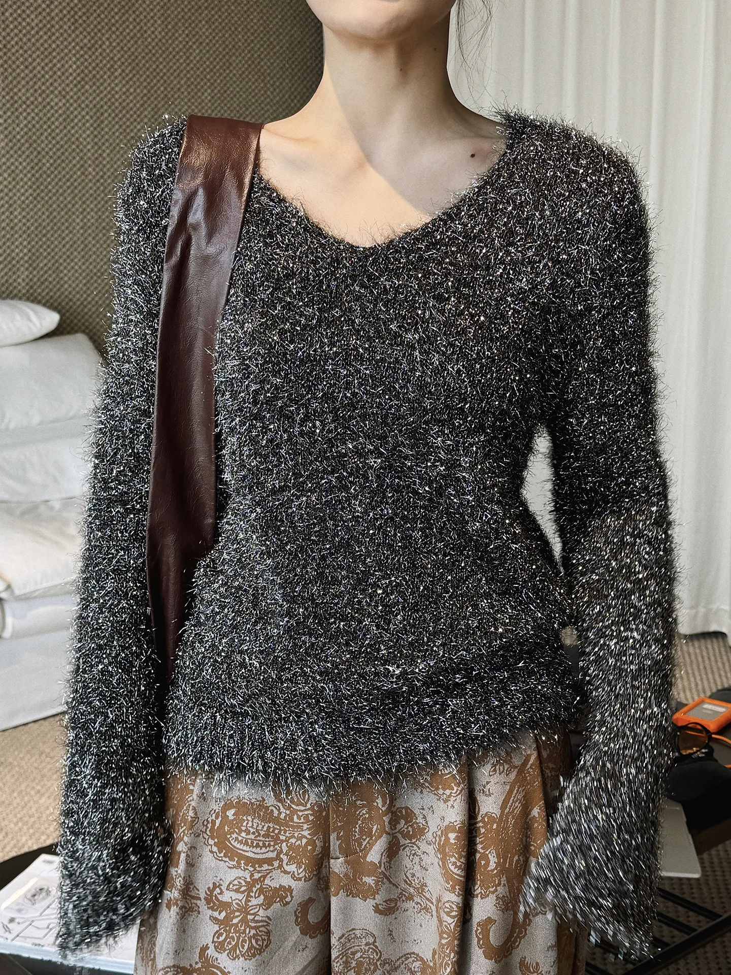 

Spring new Korean style simple and lazy style V-neck shiny silk plush texture sweater loose silhouette top for women