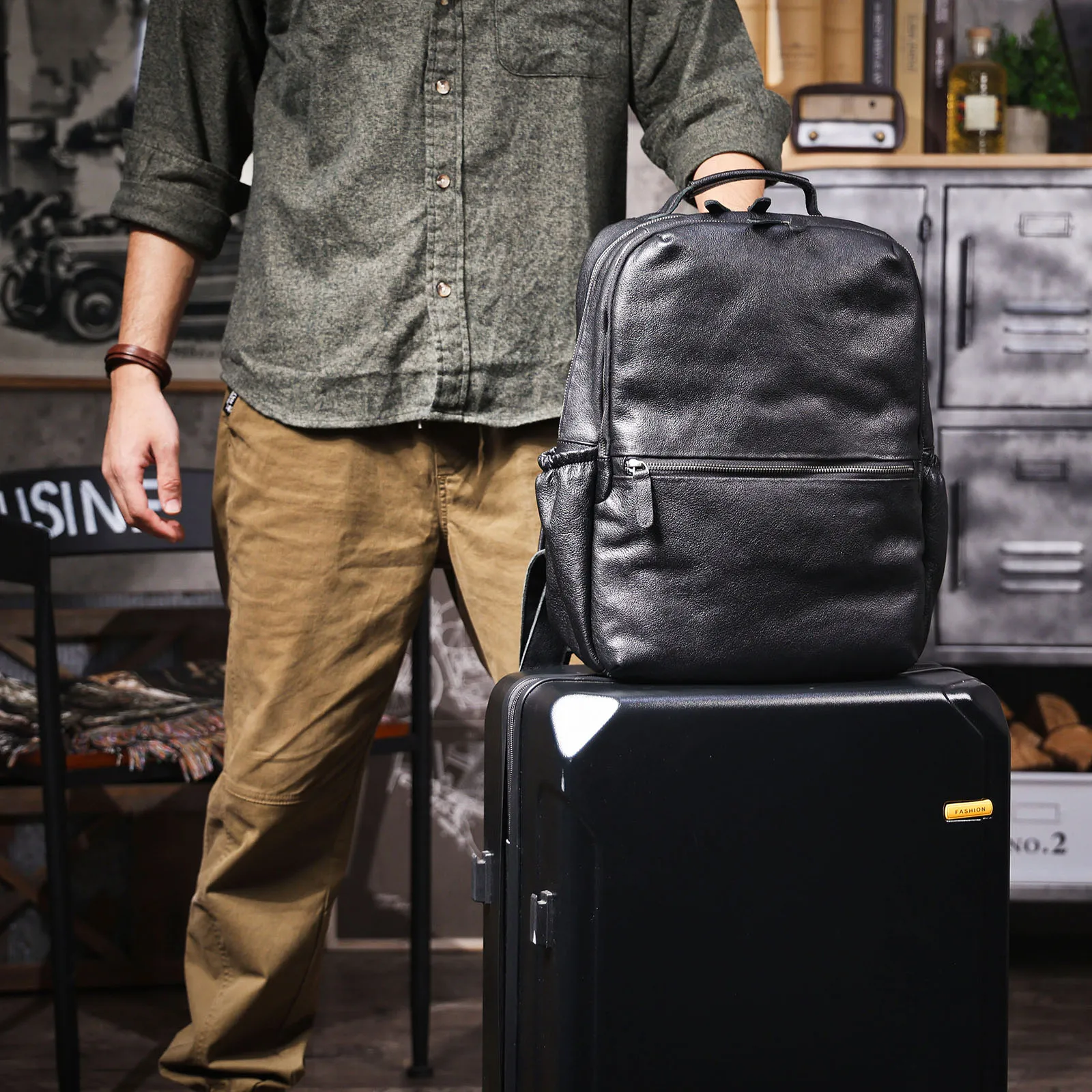 Lässiger Echtleder-Rucksack für Herren, Laptop-Tasche für Männer, Reisetasche aus hochwertigem Rindsleder, modischer Preppy-Stil. – Detail 4