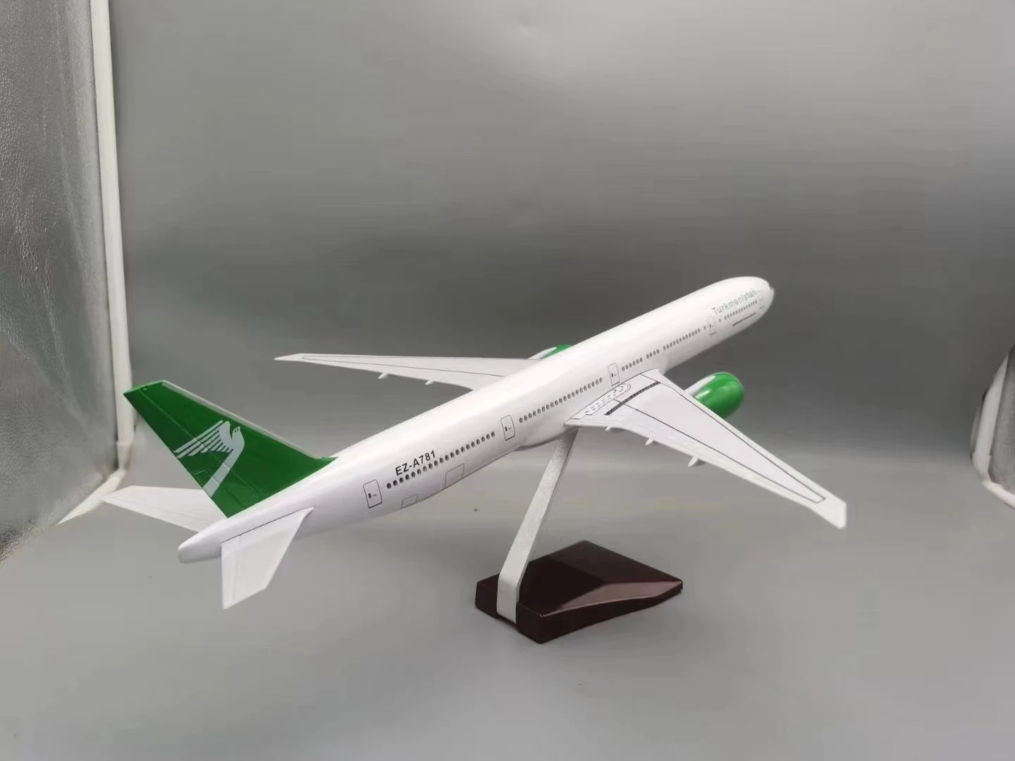 1:157 Scale 47cm Large 777 Aircraft Model B777-300 Turkmenistan Boeing B777 Aircraft Model Die-cast Aircraft with LED Lights