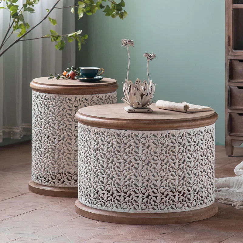 Petite table ronde française rétro en bois massif, petit café dans le salon du lit et des canapés