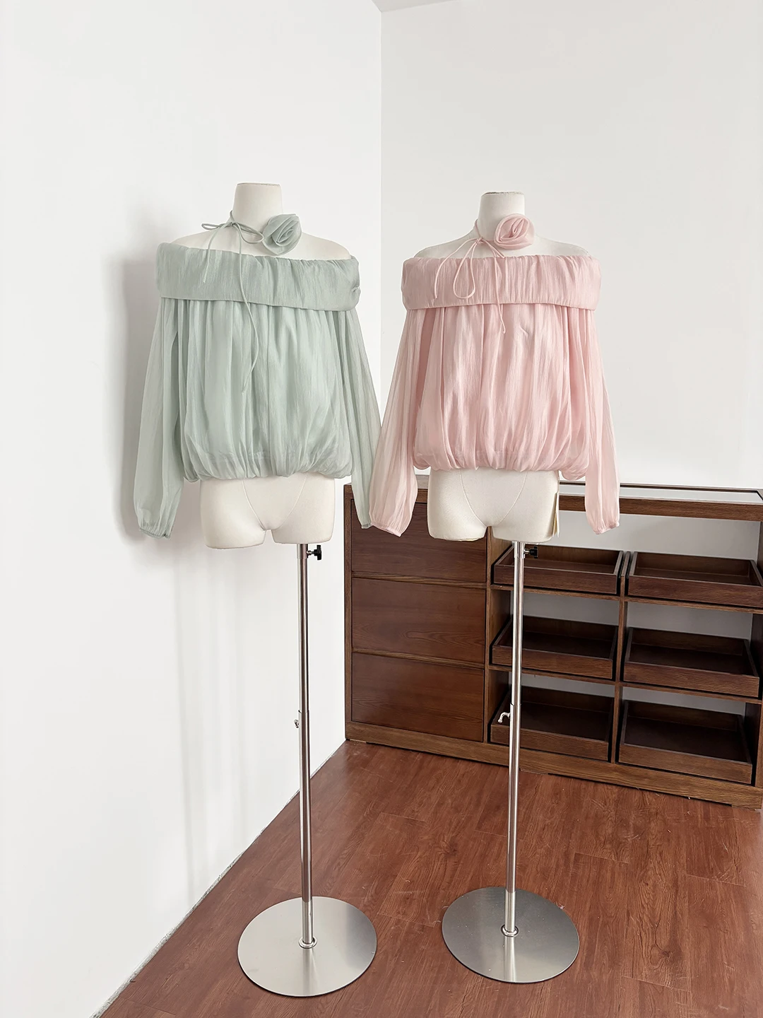 

Элегантная свободная женская блузка с длинным рукавом на одно плечо, весна 2026, визуально стройнящая, во французском стиле, из полиэстера, повседневный топ