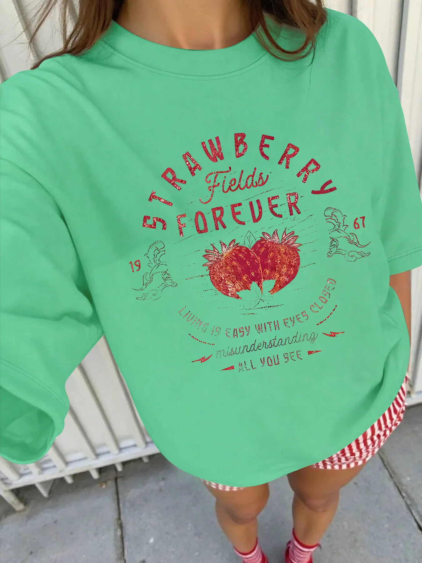 تي شيرت بأكمام قصيرة مقاس كبير: "حقول الفراولة للأبد" طباعة الفراولة الرجعية، خيارات ألوان متعددة