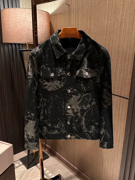 

Модная мужская короткая куртка с вышивкой граффити, множеством карманов, приталенного кроя, с отложным воротником, новинка весеннего сезона